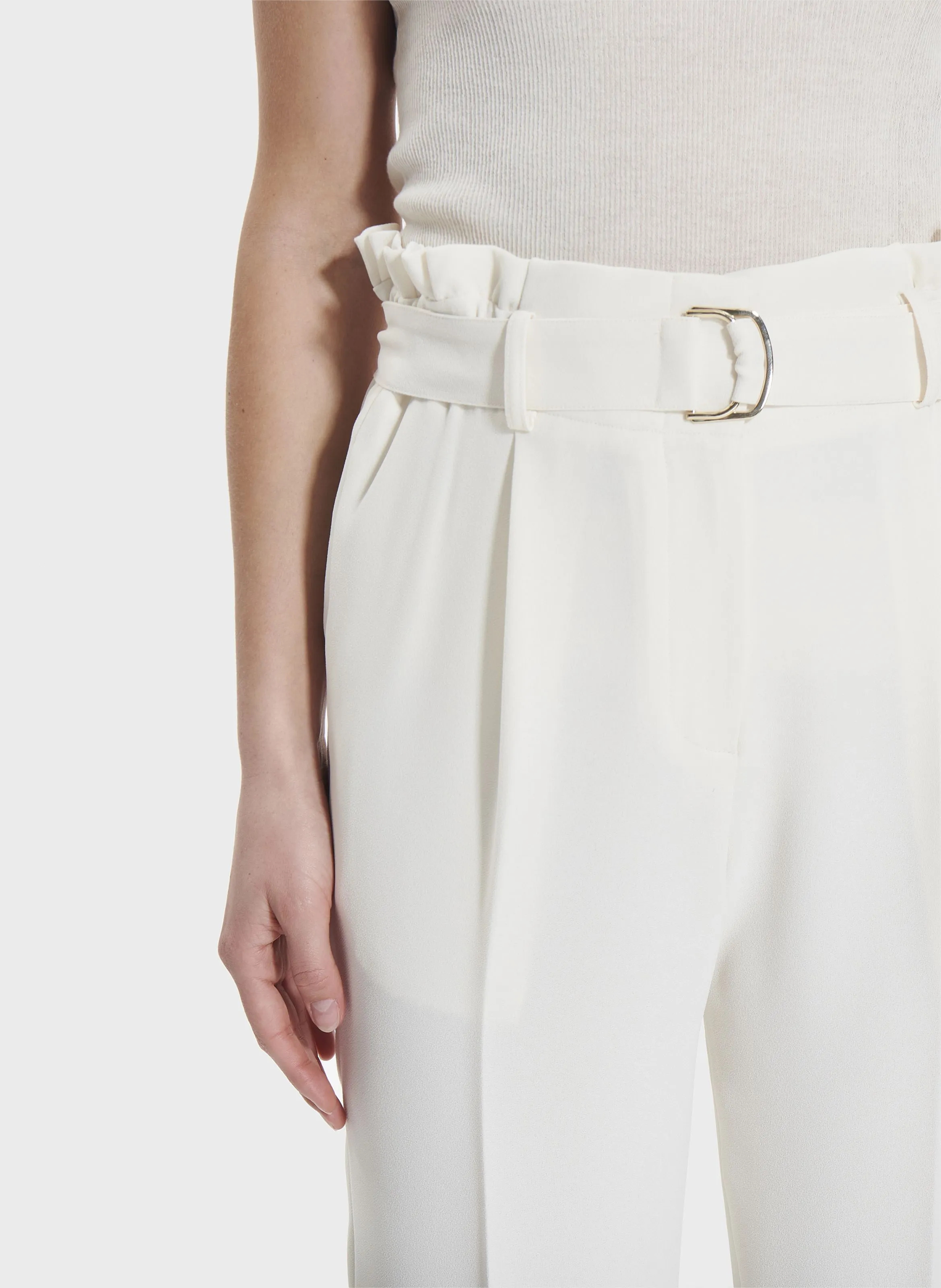 ZAPA PATRICIA - Pantalón recto con pinzas y cinturón en blanco